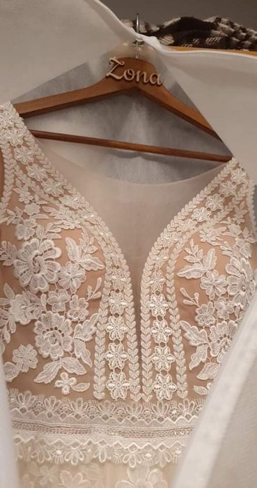 Suknia ślubna w odcieniu brzoskwiniowym