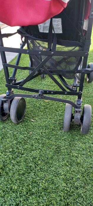 Carinho de bebé com riscas vermelhas e cremes - Whichway