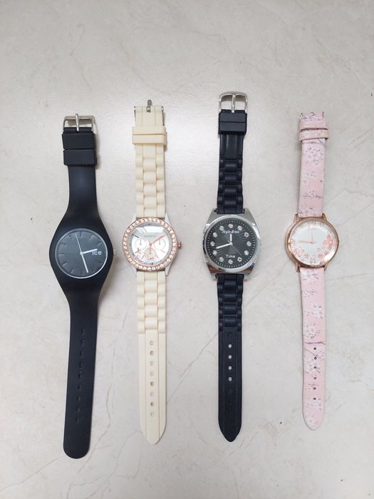 Часы наручные золотистые playboy