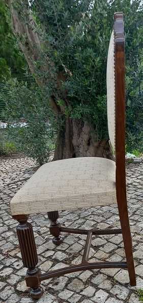 Cadeira clássica de sala de jantar.