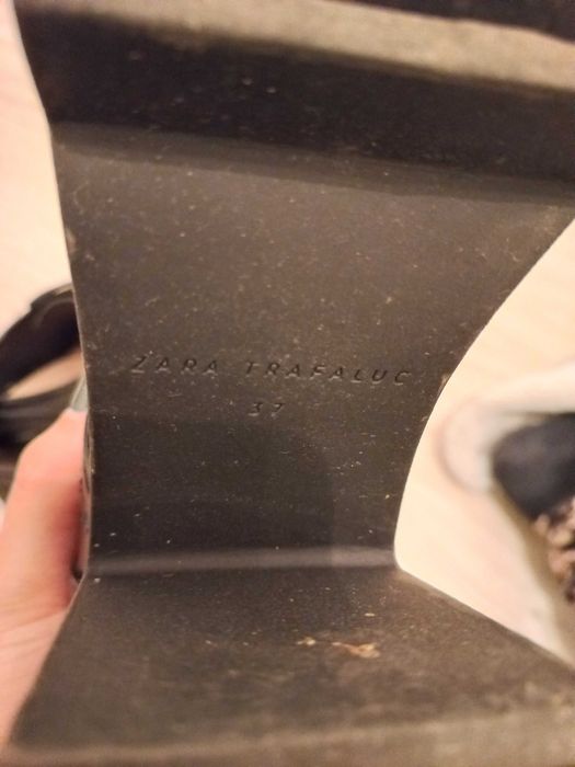 Botins pretos (Zara)