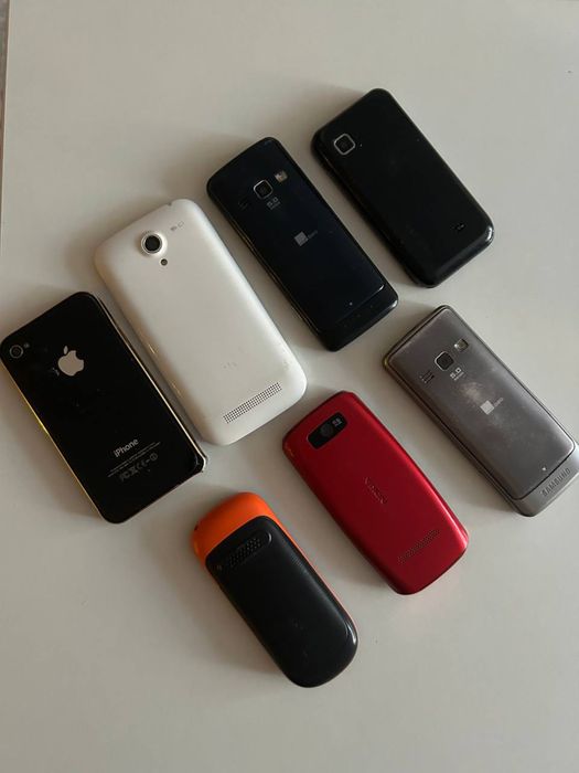 Лот кнопочних телефонів та планшет