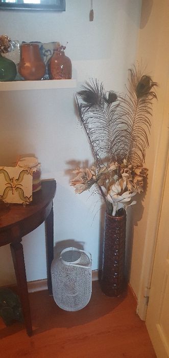 Jarra alta em ceramica vidrada castanha com motivos geométricos