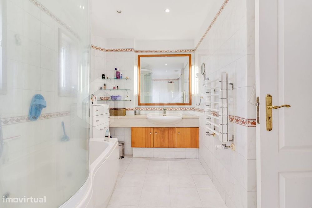 T4 com 209 m², vista 360º, sol todo o dia e garagem de 78 m² | Corroio