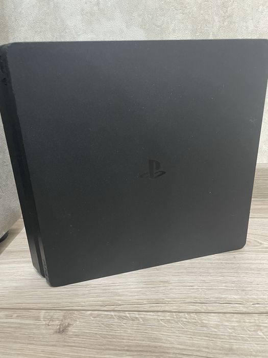Ps 4 slim 11.00 hen 825 gb +2 джойтиски стан ідеальний