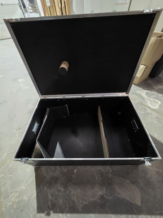 Kufer transportowy flight case na kółkach (4 sztuki)