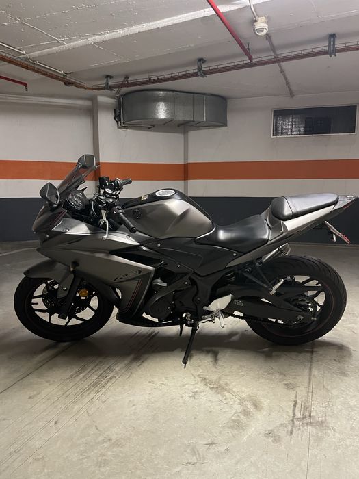 Yamaha r3 Metalic Grey