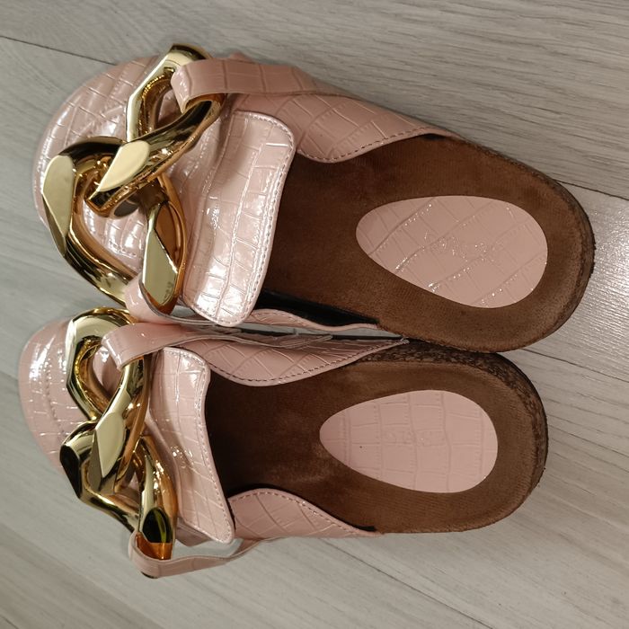 Klapki damskie zabudowane całe palce z łańcuchem Mule Born2be