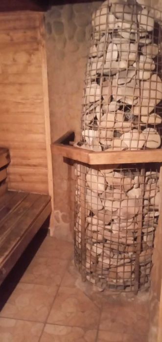 Сауна, баня, лазня.