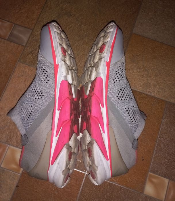 Лёгкие кроссовки в сеточку дырочку серые спортивные без шнурков