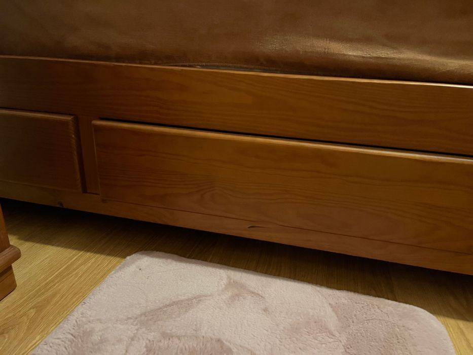 Cama e mesa de cabeceira em madeira de cerejeira