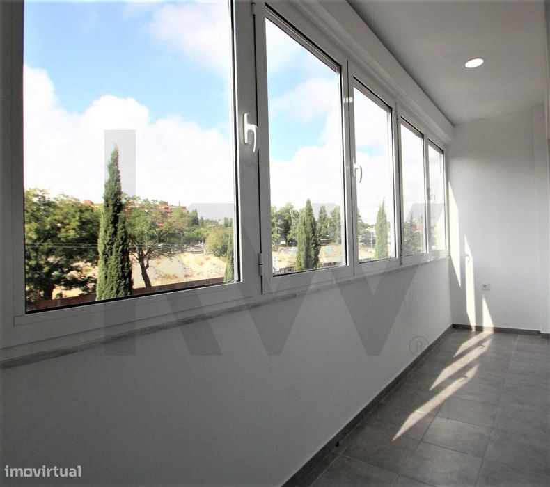 Apartamento T4 Remodelado a 4 min da Praia – Paço de Arcos