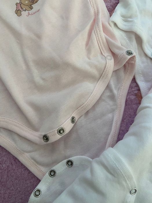 Lote 4 bodies “Chicco” 1 mês rosa e branco