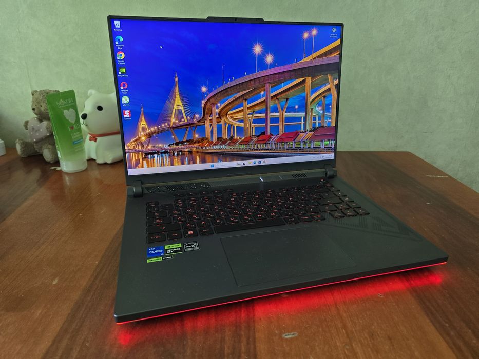 Asus ROG strix G16 RTX 4050 140w core i5 13th 16 gb ddr5 ssd 512