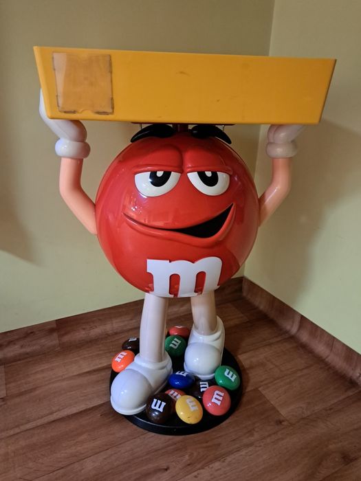 Czerwony M&M z półką