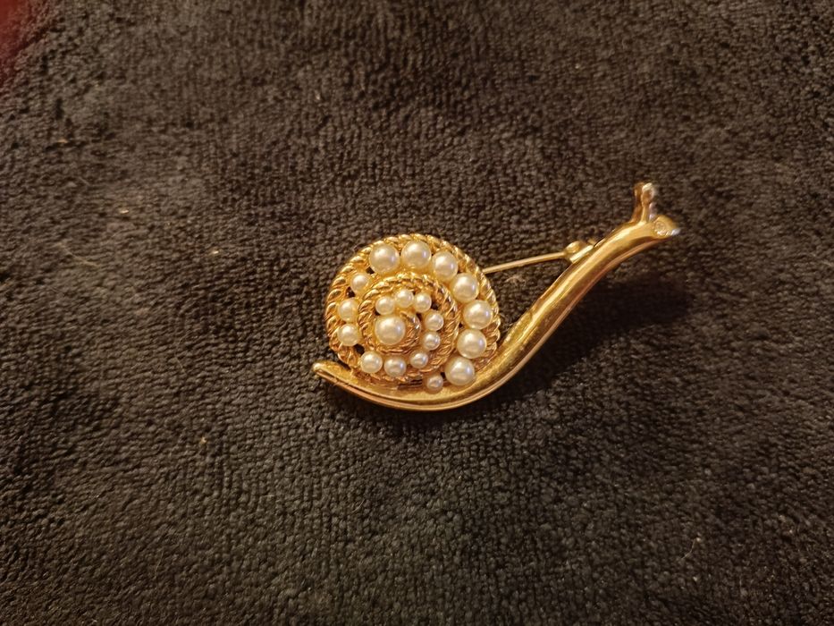 Stara broszka z perłami ślimak