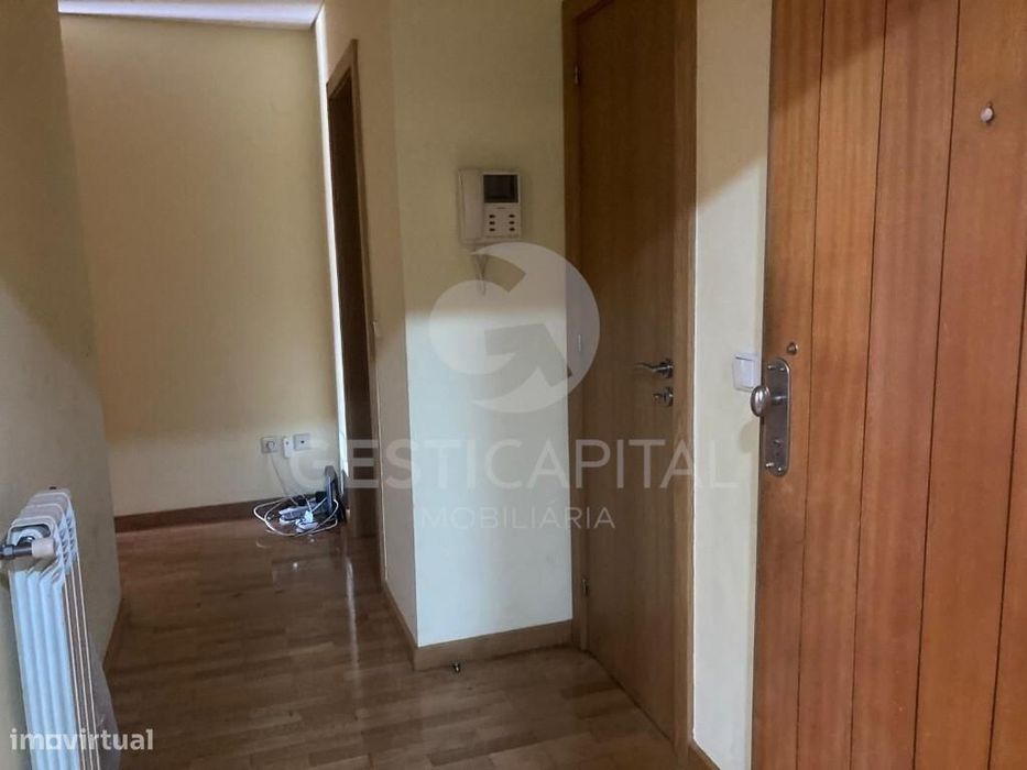Apartamento T3 com Suite, 2 Varandas e Garagem para 2 Carros  em linha