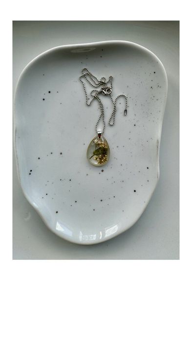 Zawieszka „brindille fleurie” biżuteria handmade żywica srebro