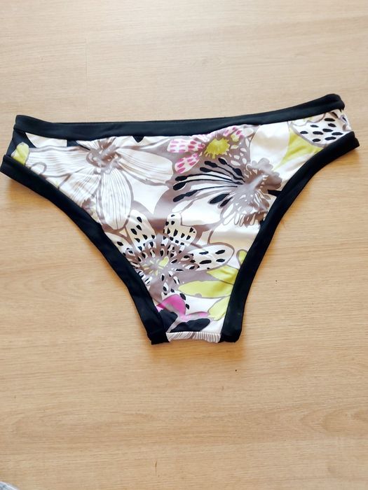 Cueca biquini branca florida