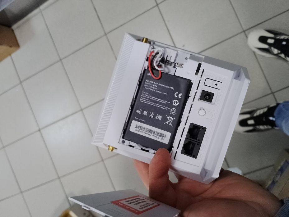 Wi-Fi роутер Ergo R0516 4G/3G White + акумулятор