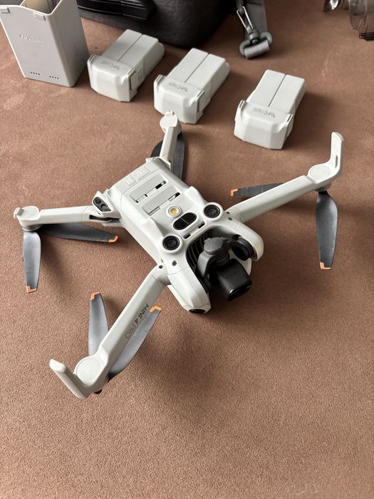DJI mini 4 Pro. Zestaw Fly More Combo  249g.