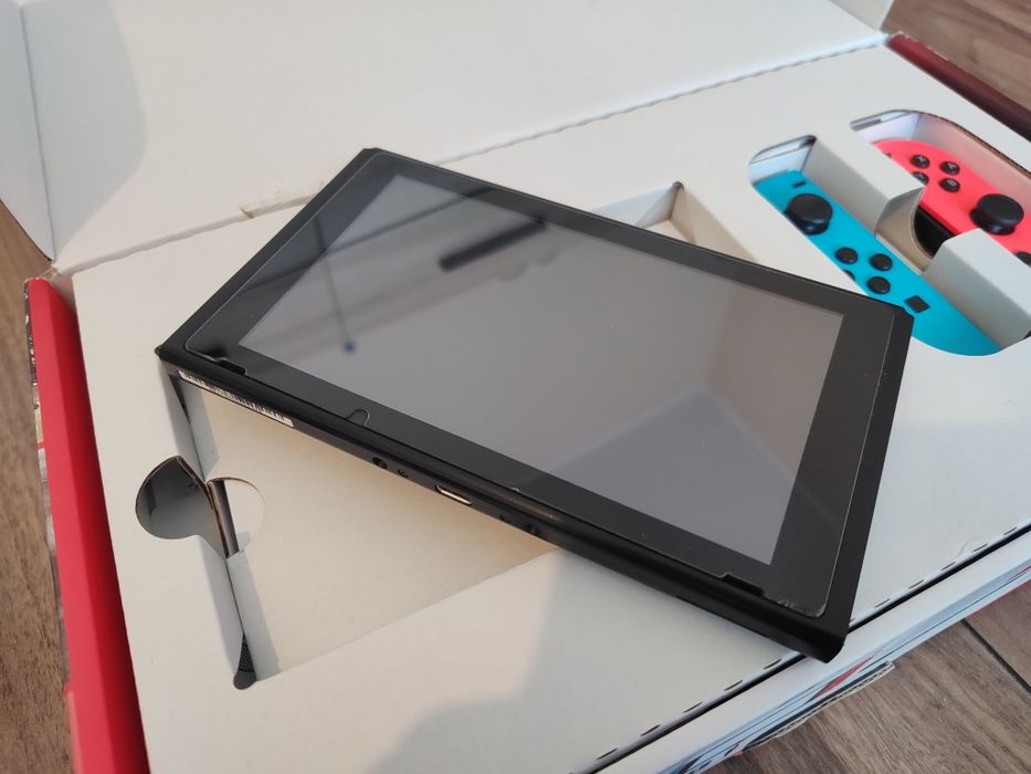 Nintendo Switch V2 + Etui ochronne