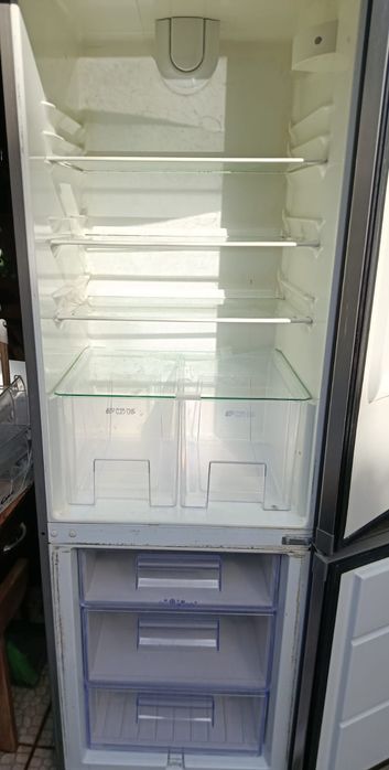 Vendo Frigorífico para peças gavetas plásticas tudo novo 60€