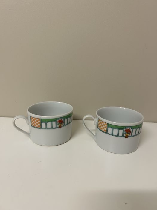 2 chávenas de chá em porcelana
