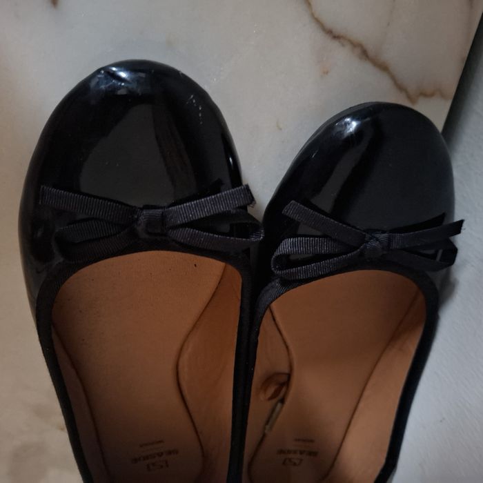Sapatinho preto com lacinho.  N:36 verniz preto