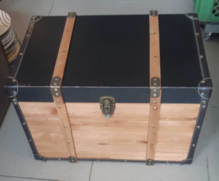 Belíssimo Baú em Madeira