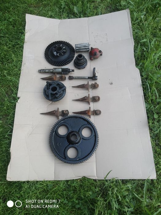 Запчастини кінної косарки.