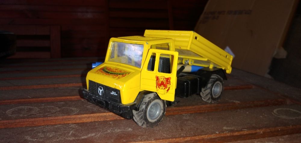 Duży model Mercedes Unimog Welly