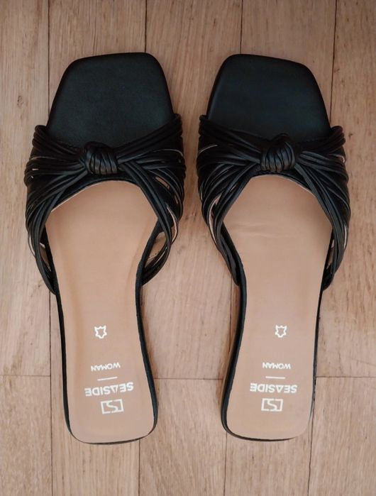 Chinelos pretos da seaside.