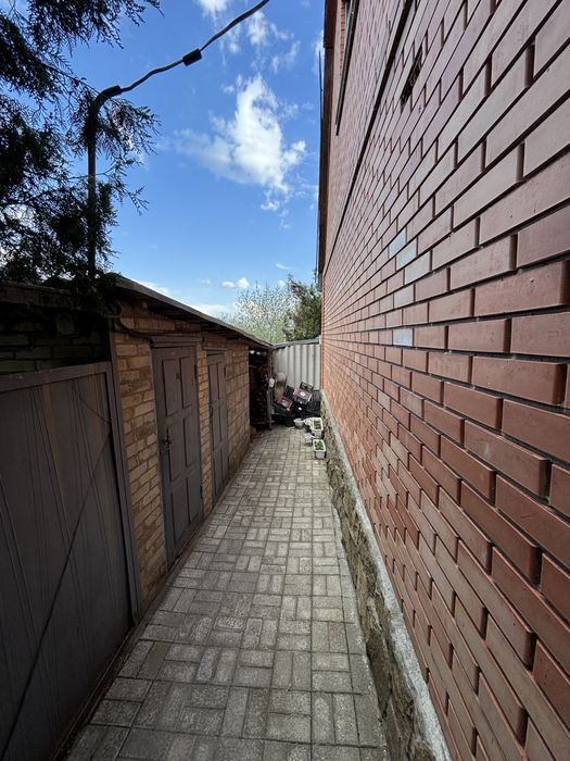 Продается хороший двухэтажный дом. Отличный район. Славянск.