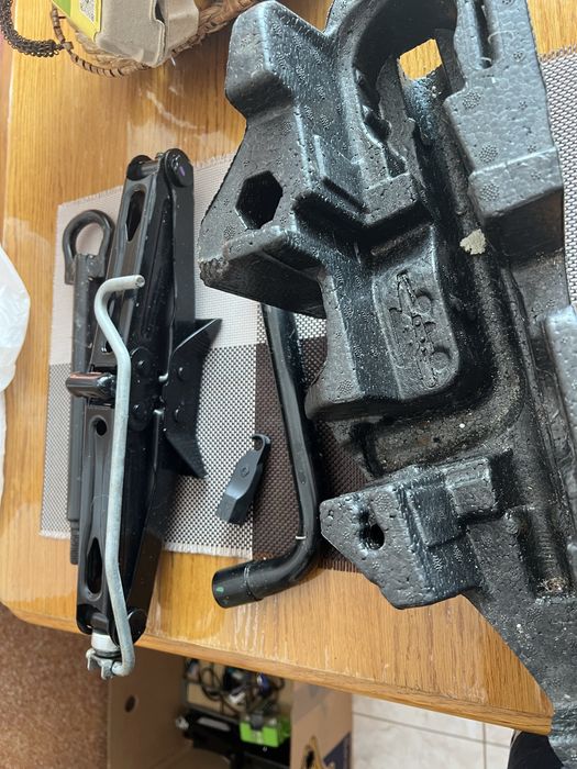 Домкрати для різних марок автомобілів Оригінал Reno. Nissan. Mercedes