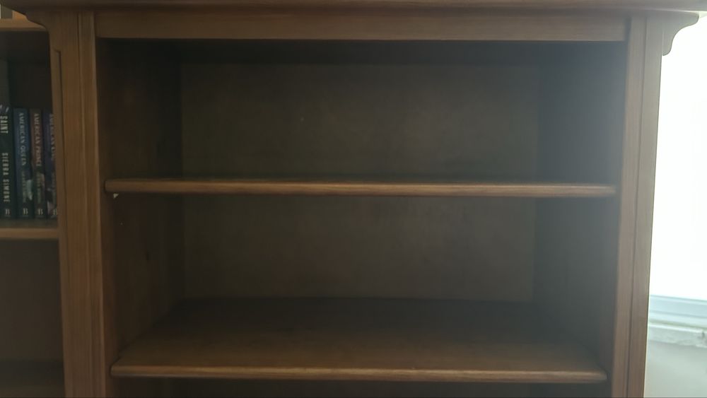 Estante de livros espaçosa