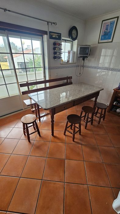 Mesa de cozinha rústica com granito + bancos e cadeira corrida