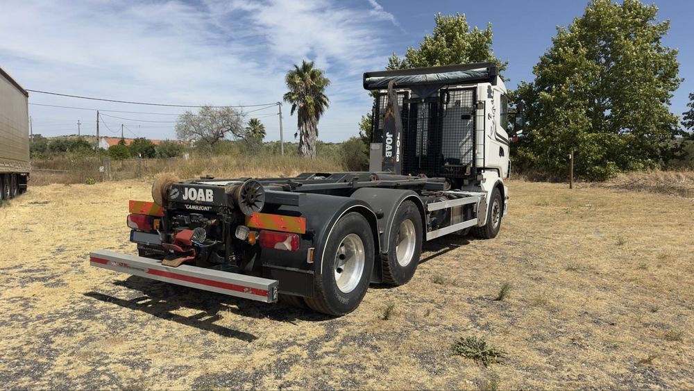Scania R730 V8, ano 2011, equipado com sistema porta-contentores