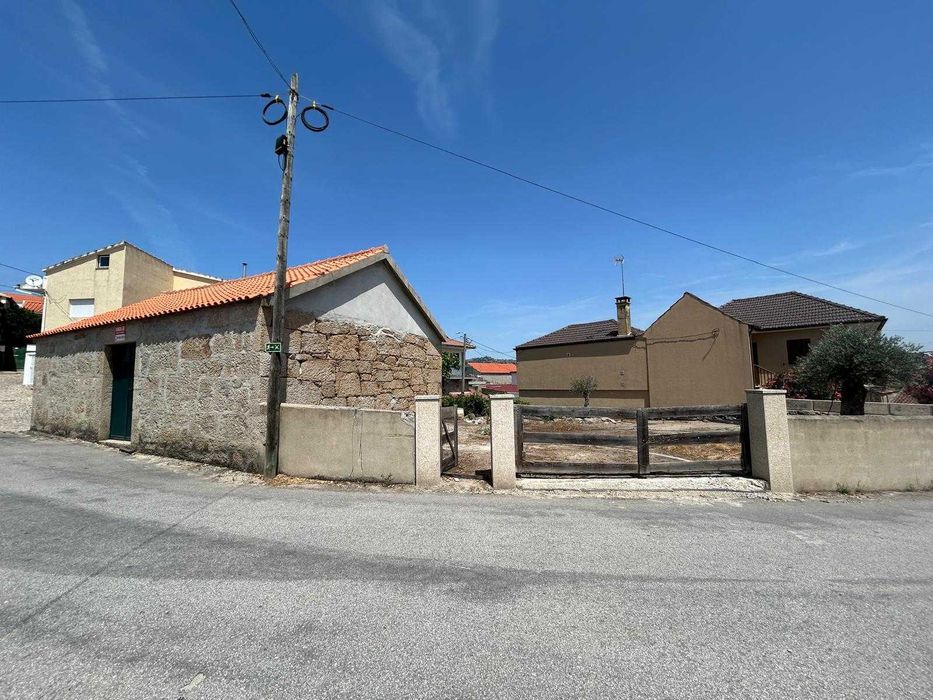 Vende‑se Palheiro / Casa em Pedra com Terreno