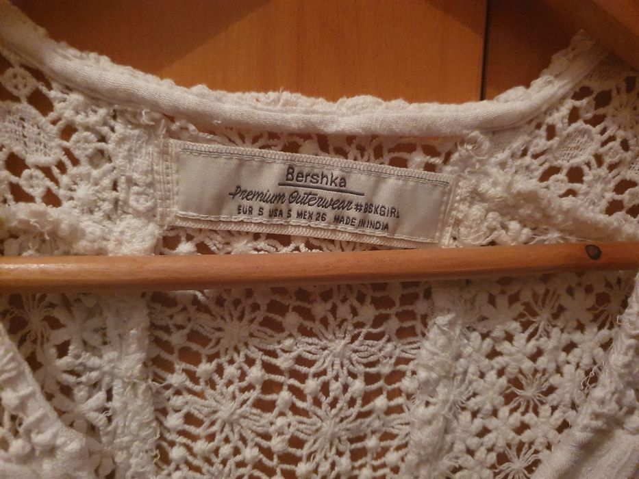 Blusa com renda aperta com fita