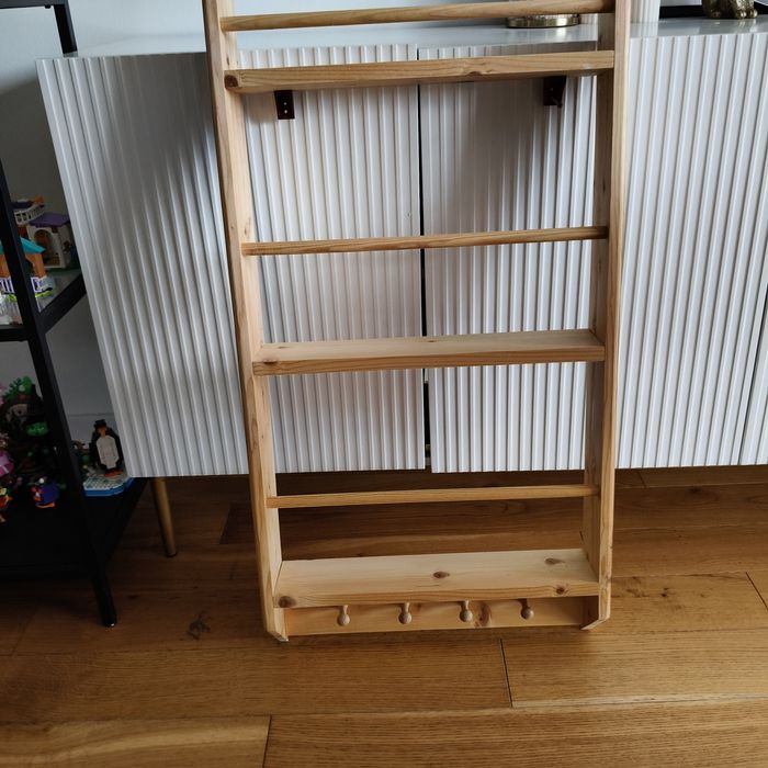 Półka regał wiszący na książki