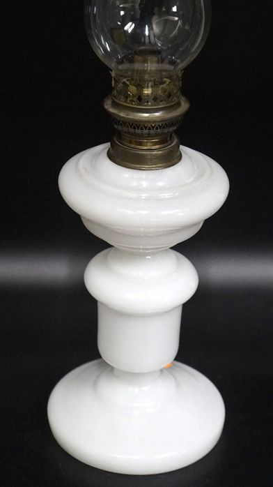 Piękna szklana  lampa naftowa   oryginał antyk