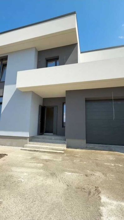 Будинок з сауною, басейном та великою ділянкою!