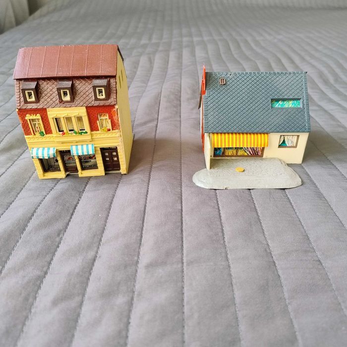 Zestaw 2 Domków do makiety H0 1:87 – kamienica i sklepik/domek