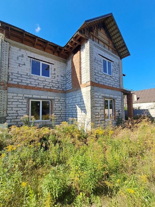 Капітальний будинок 270 м² із панорамним світлом та столітніми дубами