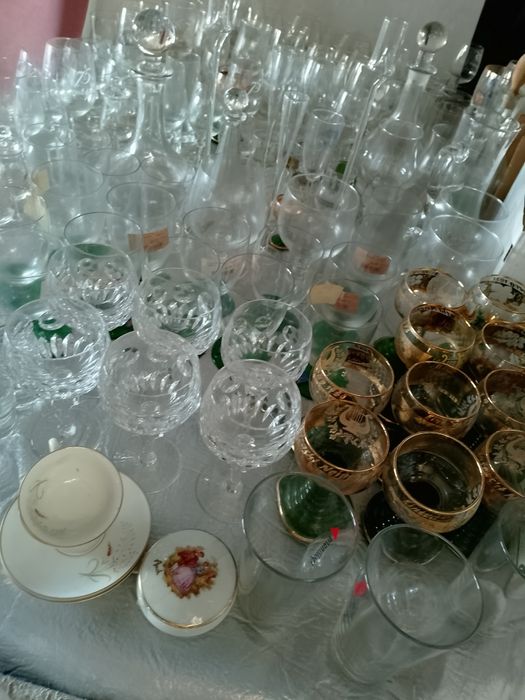 Talerze, kieliszki,kryształy, kubki.