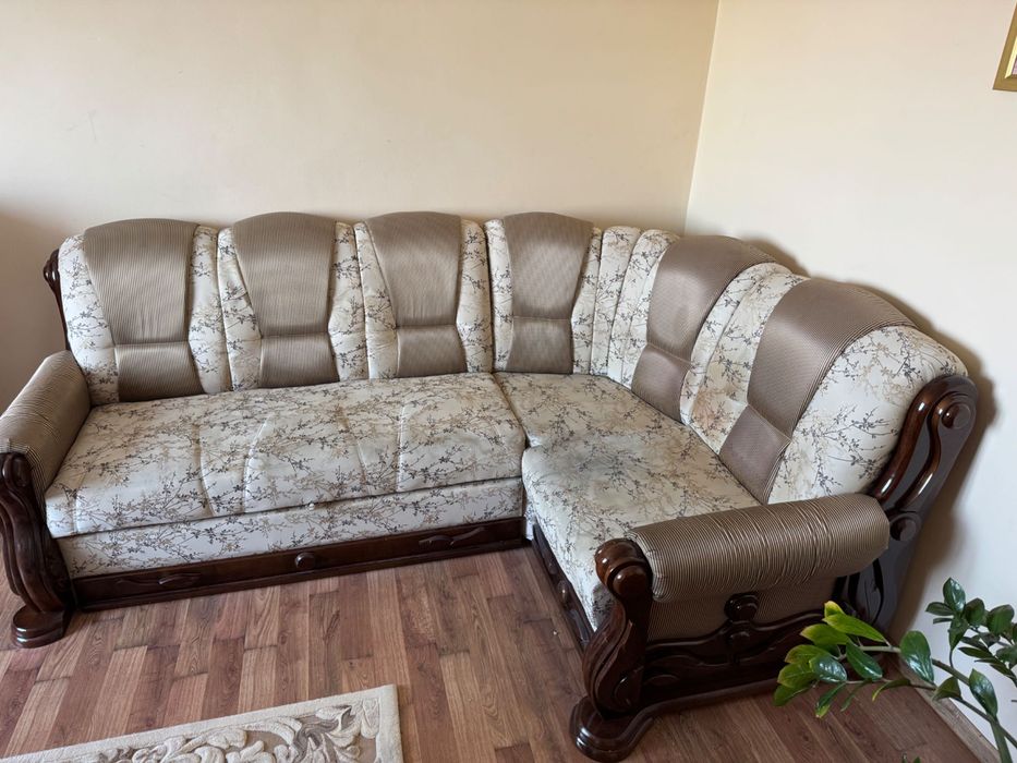 Кутовий двомісний диван у вітальню