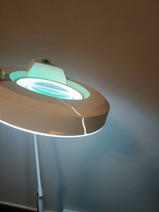 Lupa estética  extensível com luz