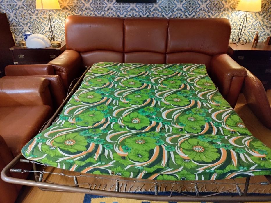 Sofa cama de couro- três lugares. Cama de casal.