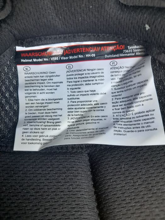 Capacete de mota com viseira e óculos de sol